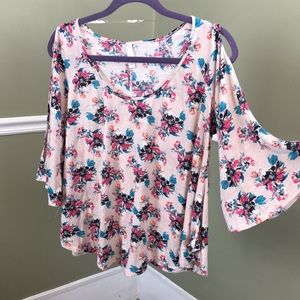 Flowy open 3/4 sleeve floral shirt